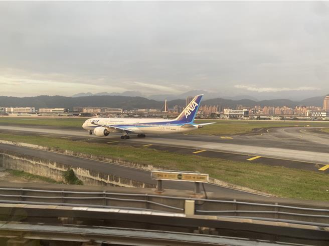 交通部民用航空局宣布，即日起航空公司可於獲配航權額度內，依程序申請於春節前後各14日飛航13個航點的客運包機。（陳祐誠攝）