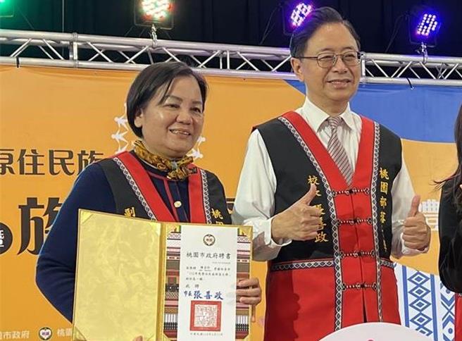 桃园市长张善政(右)小内阁异动，原民局长陈姿伶(左)下台，遗缺将由原民局副局长陈正雄暂代。(蔡依珍摄)