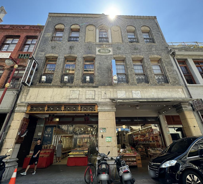 台北市迪化街「怡和泰商行」为大稻埕着名米商「三仙」陈得贵在日据中期兴建，保留了1930年代现代主义风格，30日于文资会中审议通过认定为歷史建筑。（台北市文化局提供／谢佳君台北传真）