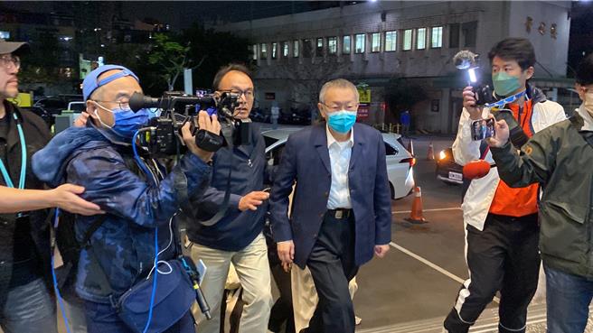 民眾党主席柯文哲今天下午交保后先行返家，随后直奔台大新竹分院探视柯爸。（陈育贤摄）