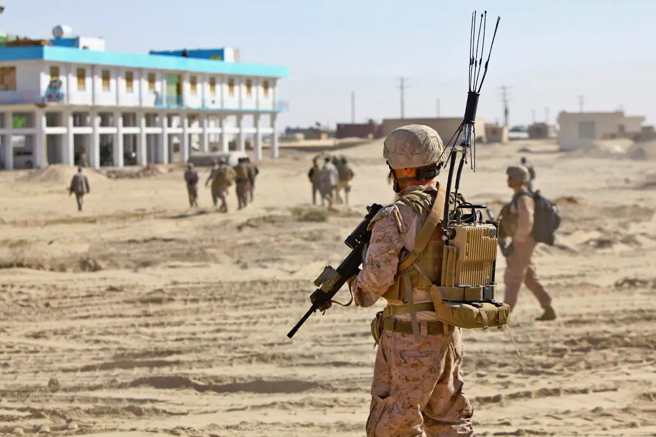 美國陸戰隊員所揹的是電子戰干擾器。(圖/USMC)