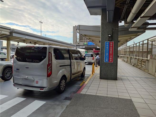 高铁左营站明年3月起于4楼临停接送区启用科技执法，铁警提醒多利用停车场30分钟内免费停车服务接送亲友避免挨罚。（任义宇摄）