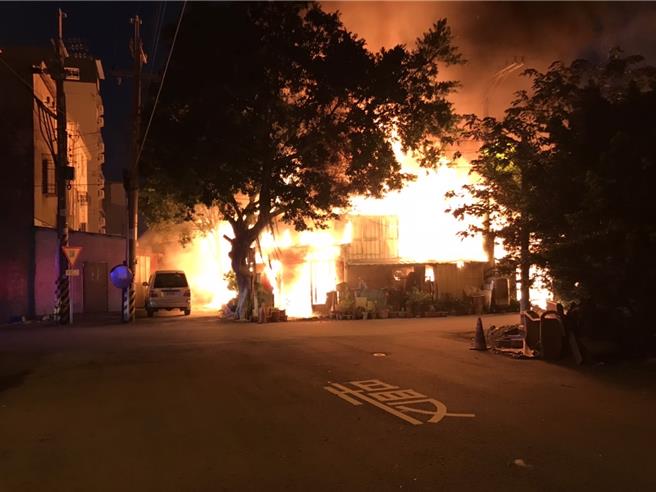 清水区临港路五段于30日傍晚传出民宅火警，现场火势猛烈、浓烟窜天。（台中市消防局提供／张妍溱台中传真）