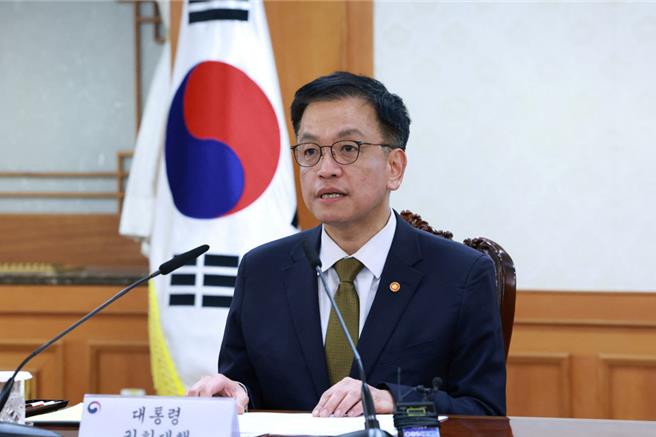 图为韩国代总统、副总理兼企划财政部长官崔相穆。（路透社）