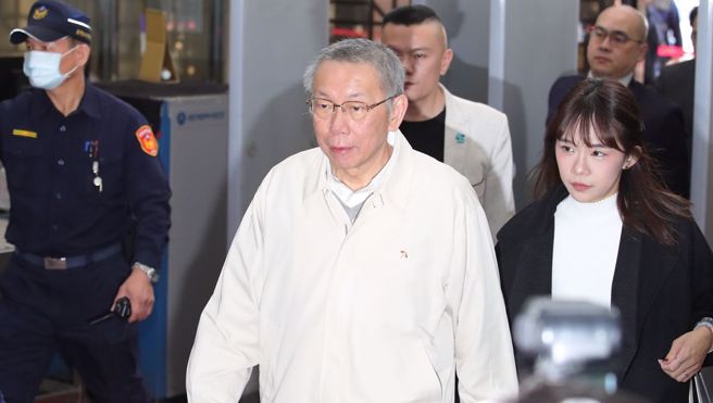 北院29日重开羁押庭，民眾党主席柯文哲被裁定7000万元交保。走在柯身旁的张彤也引发话题。（资料照／黄世麒摄）