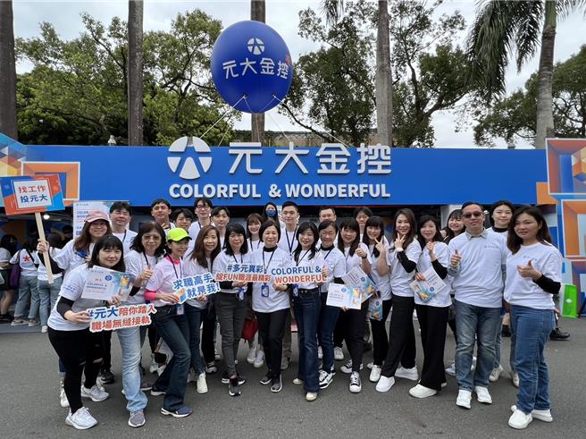 AI科技運用，帶動國內供應鏈人力需求，主計總處公布最新人力僱用調查，8月職缺數達24.8萬，創近3年新高。圖為金控公司校園徵才活動。(資料照／洪凱音台北傳真)