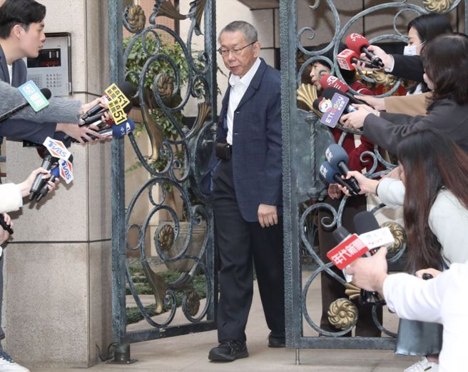 民眾党主席柯文哲涉京华城弊案、政治献金案，柯文哲妻子陈佩琪凑出剩下的4000万元，30日到北院为丈夫交保并一起回家后，柯文哲换完衣服后又随即出门。（陈君玮摄）