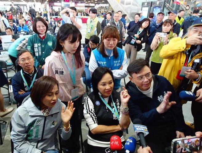 蓝委柯志恩（前排中）日前出席高雄车站天棚启用典礼，遭绿营立委包围喊财划法对高雄不公，陷入长达10多分钟论战。（本报资料照／任义宇摄）