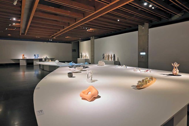 臺湾国际陶艺双年展展场一隅。（图／莺歌陶瓷博物馆提供）

