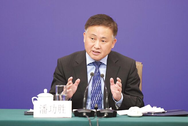 中国人民银行行长潘功胜表示，目前银行业平均存款准备金率约为6.6％，和国际主要经济体相比仍有下调空间。图／中新社