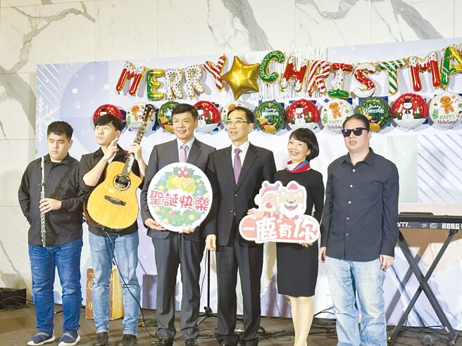 凯基人寿董事长王铭阳（右三）、凯基金控总经理杨文钧（右四）及凯基人寿总经理郭瑜玲（右二）在「公益快闪音乐会」带领员工齐声高唱「再出发」，为幸福公益月拉开序幕。图／凯基人寿提供