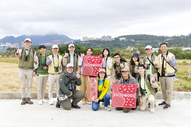 玉山金控參與中華野鳥學會「台灣新年數鳥嘉年華」活動，玉山志工與學會鳥類專家合影。圖／玉山金控提供