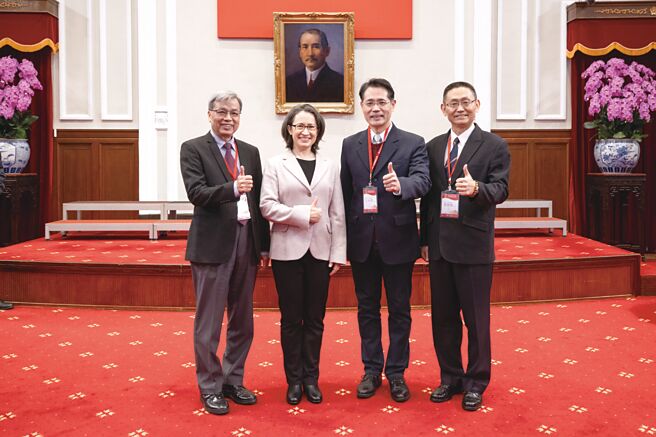 台湾永续关怀协会创会理事长张清芳（右二）率「国家建筑金奖甄选委员会」拜会副总统萧美琴（左二）。图／台湾永续关怀协会提供