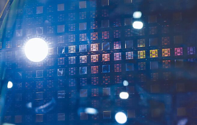 伴隨光罩High-NA世代與晶圓CoWoS世代的同步發酵，家登表示，有信心於2025續寫營運新高。圖／美聯社