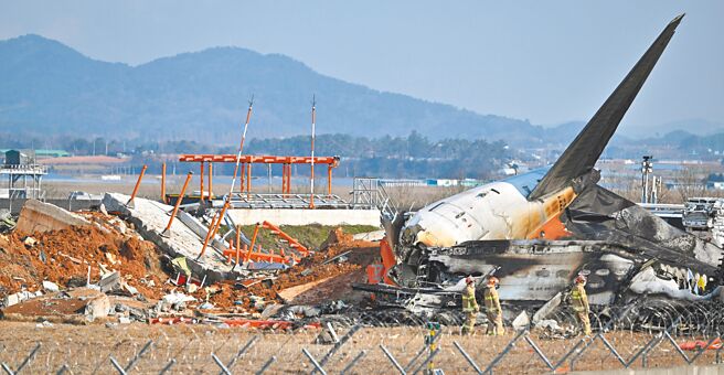 据韩国媒体29日报导，全罗南道务安国际机场空难，除2名生还者外，恐无其他人生还。（新华社）