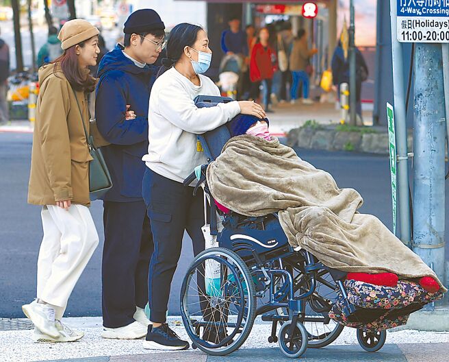 台湾明年正式进入「超高龄社会」。图为长者盖着毛毯御寒。（陈俊吉摄）