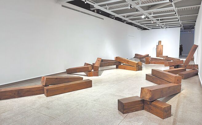 宜兰县政府邀请国家文艺奖视觉艺术类得主庄普，策画「庄普：折景」展览，即日起至明年4月13日在罗东文化工场展出。图为作品「123木头人（裂变）」。（吴佩蓉摄）