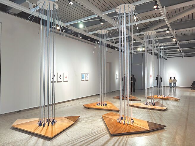 宜兰县政府邀请国家文艺奖视觉艺术类得主庄普，策画「庄普：折景」展览，即日起至明年4月13日在罗东文化工场展出。图为作品「巨蛋外的喷泉」。（吴佩蓉摄）