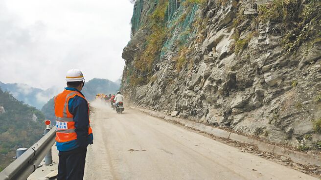 台8線中橫公路157.7K西寶路段28日發生上邊坡間歇性坍方落石且持續至深夜，造成159.5K洛韶至157.8K西寶路段交通受阻，搶災團隊29日清晨頂著低溫挺入清坍已恢復通行。（公路局提供／羅亦晽花蓮傳真）