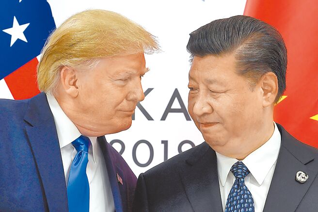 美国专家指出，川普（左）上任初期，姑且会先给习近平（右）一个机会。（美联社）