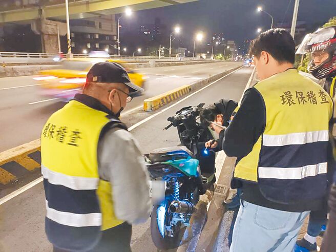 新店警分局27日在秀朗橋與環保局共同執行噪音車攔查勤務，藉由跨單位合作提升攔查品質與效率，還給民眾安靜的居住空間。（新店警分局提供／賀培晏新北傳真）
