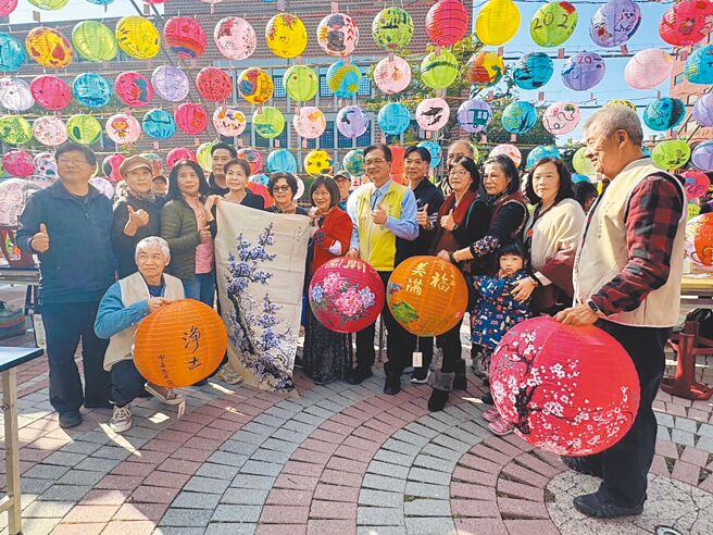 彰化縣彰化市公所舉辦「藝術家彩繪燈籠」，逾百位藝術家29日在彰化藝術館前廣場現場揮毫，透過彩繪燈籠行銷彰化市的人文風情。（潘虹恩攝）