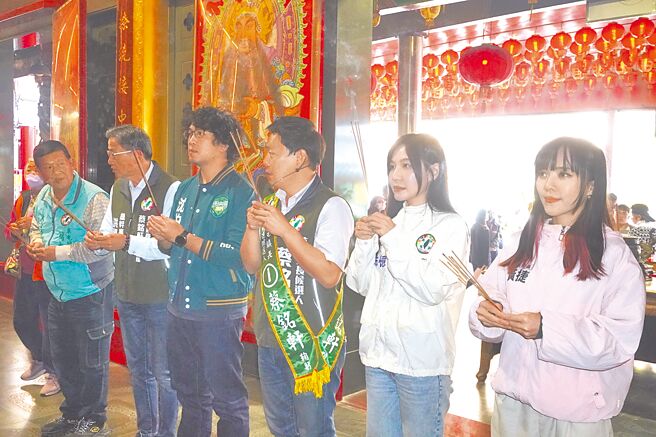 民進黨草屯鎮長候選人蔡銘軒（右三）29日找立委黃捷（右一）、吳沛憶（右二）、沈伯洋（右四）助陣，在惠德宮參拜後，展開掃街拉票。（蔡銘軒服務處提供／張妍溱南投傳真）