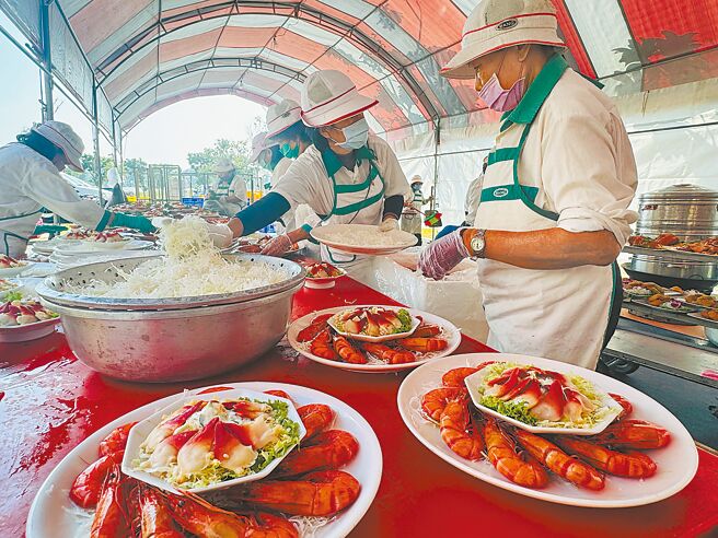 辦桌是台南飲食文化精髓，儘管隨時代演進，辦桌文化趨於式微，但傳統辦桌特色不減。（曹婷婷攝）