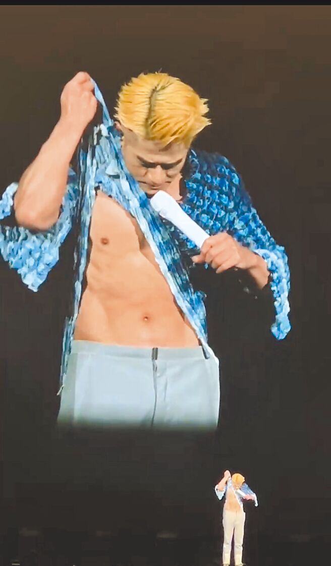 郭富城攻蛋第2晚掀開上衣秀出養眼身材。（讀者提供）