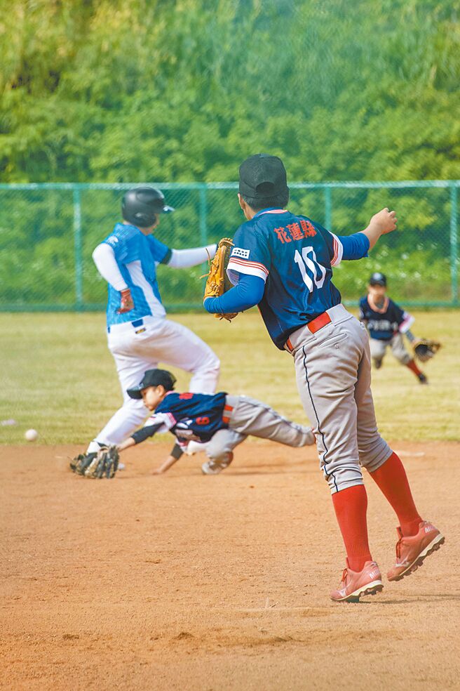 蓬萊國小與中華汽車棒球隊同場較勁，雙方你來我往，一度形成拉鋸戰。（陳大任攝）