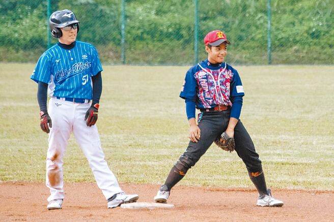 U12國手杜凱恩（右）於中華盃棒球賽中展現超強守備，為紅葉少棒贏得勝利。（陳大任攝）