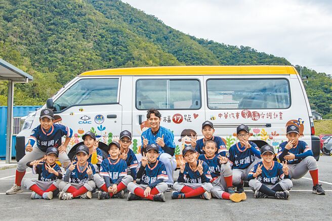樂天桃猿馬傑森（後排中）與光復少棒學弟一起迎接幸福17號，並且以背號同為17的大谷翔平命名。（陳大任攝）