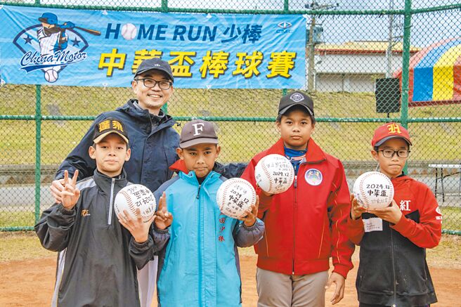 蓬萊（左起）、豐田、光復與紅葉少棒回贈中華汽車紀念簽名球。