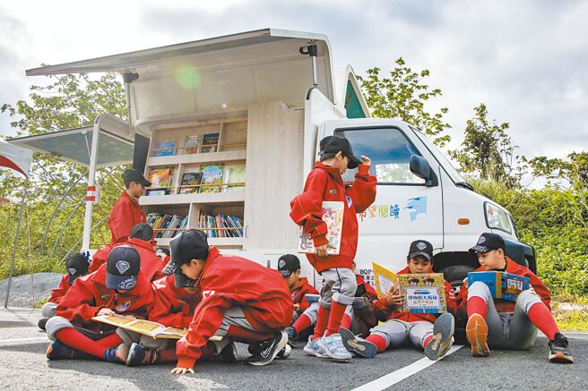 「希望閱讀專車」首次加入中華盃棒球賽。（陳大任攝）