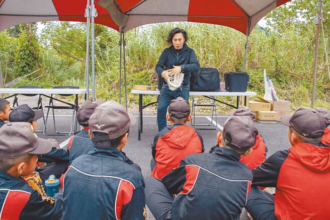 「手套保養課程」由小孔老師教導保養祕訣。（陳大任攝）