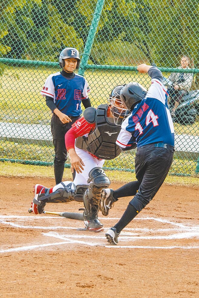 豐田少棒的堅強實力帶給汽車媒體聯盟隊不小壓力，叔伯們仍盡力守備。（陳大任攝）