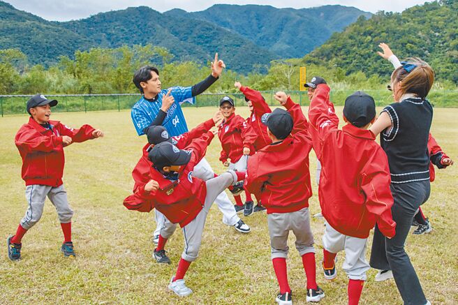 馬傑森帶領光復少棒學弟在開賽前跳應援舞。（陳大任攝）