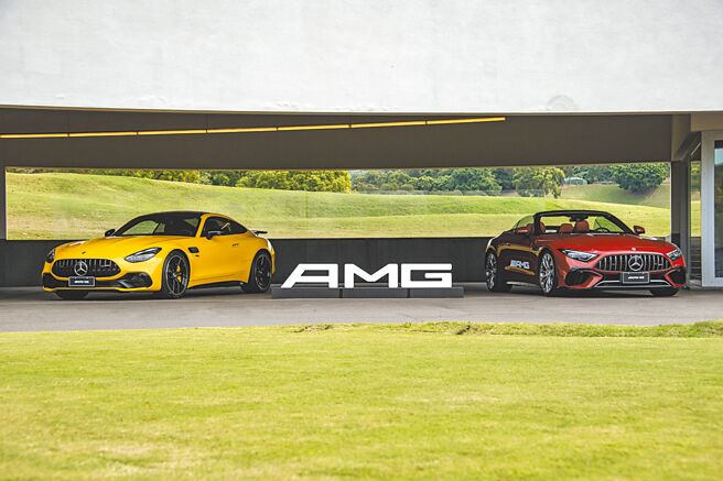AMG Experience on Road － Explore Taiwan活动用车都是性能迷心中的梦幻车款，图左为Mercedes－AMG GT 43 Coupe（0－100km／h加速4.6秒）售价676万元起，右为Mercedes－AMG SL 43（0－100km／h加速4.9秒）售价676万元起。（陈大任摄）