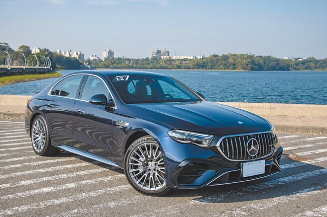 Mercedes－AMG E 53 HYBRID 4MATIC＋是品牌史上首款E－Class插电式油电复合性能房车，售价676万元起。（陈大任摄）