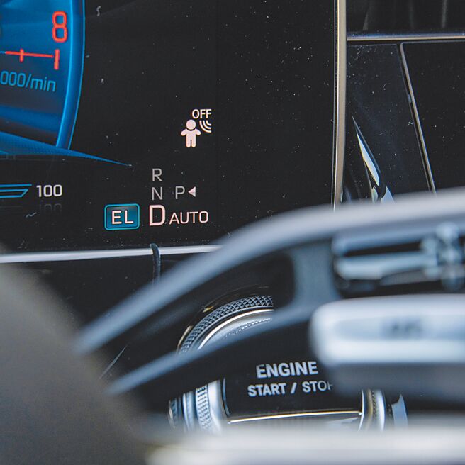 Electric模式下可以换檔拨片切换动力回收强度，图为「D AUTO」。（陈大任摄）