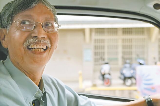 木匠的家关怀协会理事长杨闵生表示，TAIWAN SUZUKI所赠的CARRY货车能够帮助更多家庭重建生活。（摘自《转动》影片）