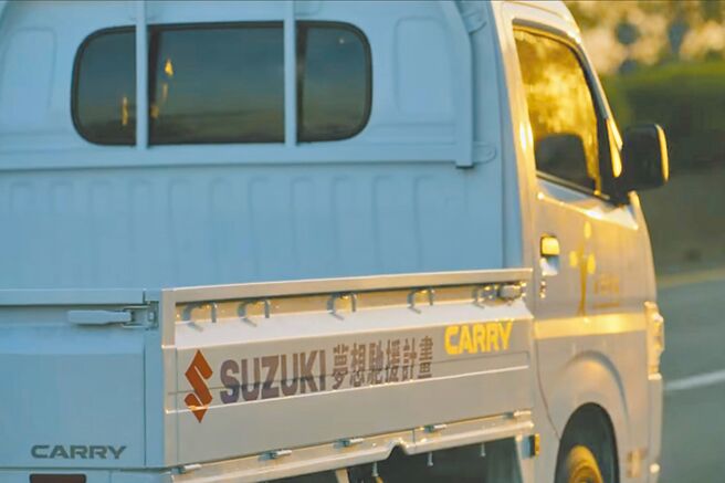 纪录片《转动》描绘木匠的家以回收家具翻新提供弱势族群工作机会，看似平凡的日常，货车被赋予重建家庭全新使命。（摘自《转动》影片）