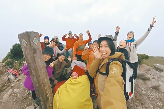 台湾福斯商旅助小比成为首位成功登顶玉山的脑性麻痹全瘫人士，缔造无障碍移动歷史新高度。（摘自《我只剩下勇敢》影片）