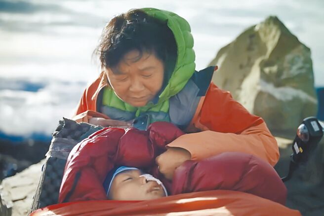 《我只剩下勇敢》电影原声带将同步于各大音乐串流平台上线，小比母子将可从中获得音乐全额版税。（摘自《我只剩下勇敢》影片）