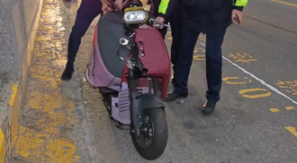 機車自撞路邊貨車！車頭「被削一半」 新莊女騎士傷重慘死