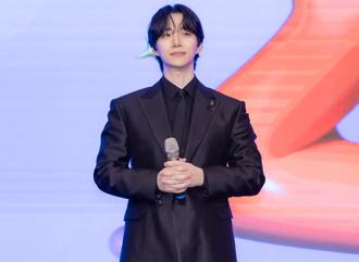 直击》韩空难哀悼7天！ 2PM俊昊台南跨年「全黑西装＋黑丝带」现身