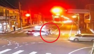 走斑馬線過馬路慘遭撞飛 阿公急爬起要救1歲孫女