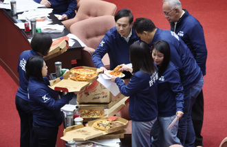 跨年前趕法案！韓國瑜「請吃披薩」 暖心化解朝野對立