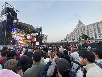 淡水湧人潮觀看跨年煙火 下午4時起多路段塞車