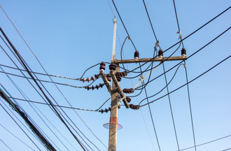 1.1萬伏特高壓電線從天而降 1男2童陷火海身亡